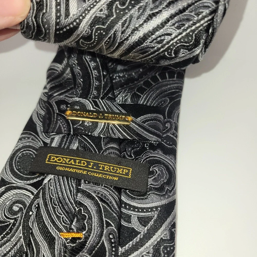 Donald J Trump Signature Collection Silk Paisley Tie Black Grey Gold Crest 60in